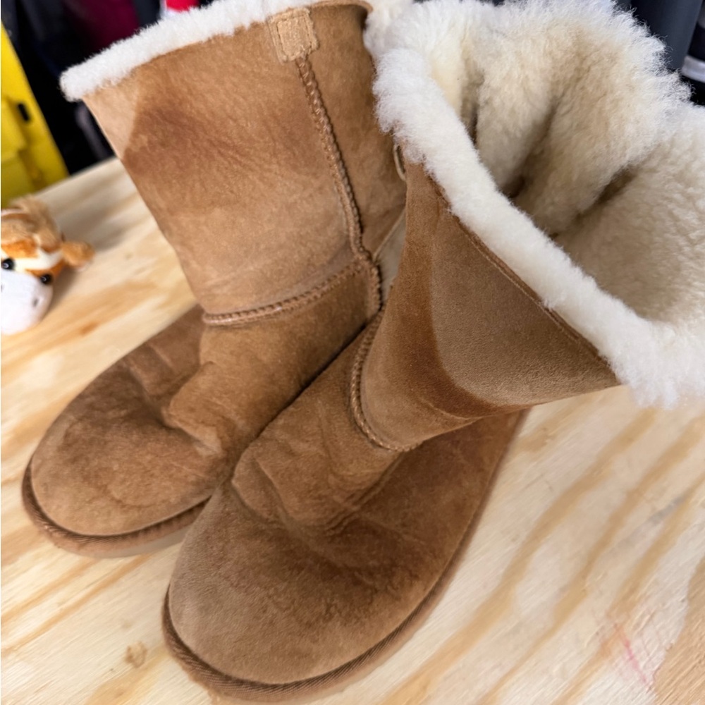 UGG Bailey Bow Short Boots Women’s 7Chestnut Suede Shearling Lined